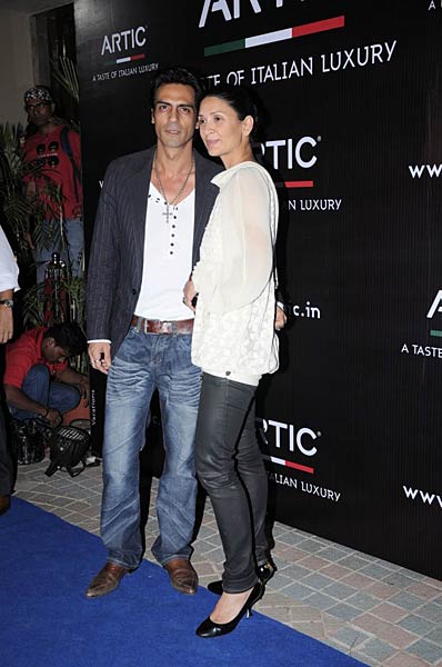 आरटिक वोदका की लॉंच पार्टी में सितारे । बिकनी मॉडल्‍स