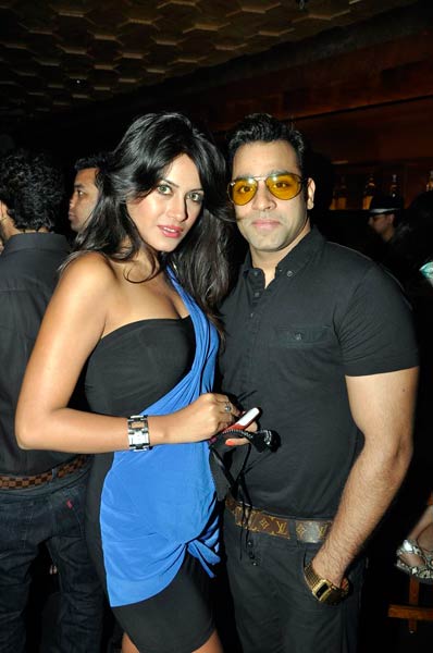 आरटिक वोदका की लॉंच पार्टी में सितारे । बिकनी मॉडल्‍स