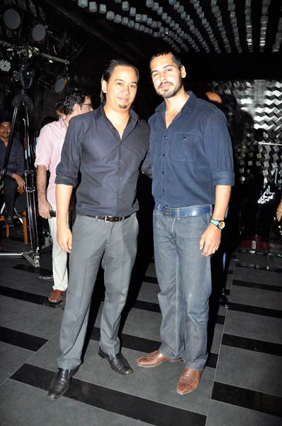 आरटिक वोदका की लॉंच पार्टी में सितारे । बिकनी मॉडल्‍स