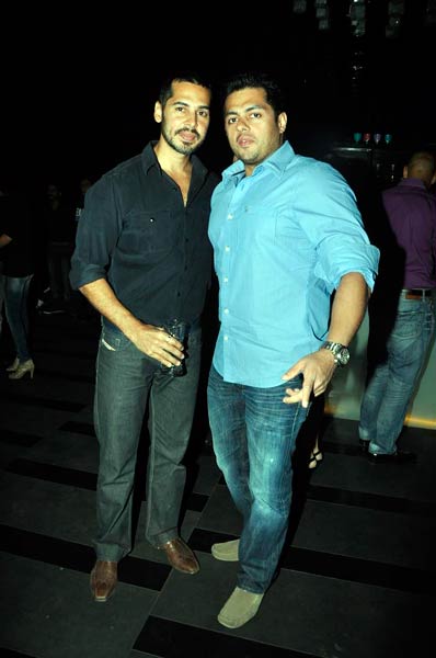 आरटिक वोदका की लॉंच पार्टी में सितारे । बिकनी मॉडल्‍स