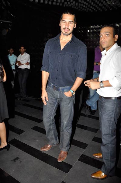 आरटिक वोदका की लॉंच पार्टी में सितारे । बिकनी मॉडल्‍स