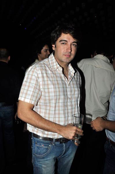 आरटिक वोदका की लॉंच पार्टी में सितारे । बिकनी मॉडल्‍स