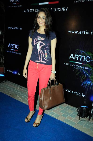 आरटिक वोदका की लॉंच पार्टी में सितारे । बिकनी मॉडल्‍स