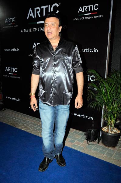 आरटिक वोदका की लॉंच पार्टी में सितारे । बिकनी मॉडल्‍स