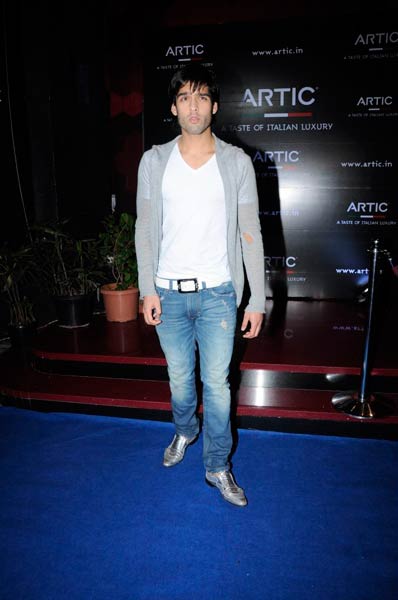 आरटिक वोदका की लॉंच पार्टी में सितारे । बिकनी मॉडल्‍स