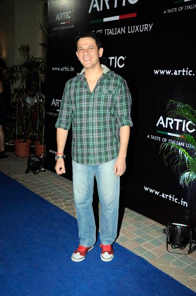 आरटिक वोदका की लॉंच पार्टी में सितारे । बिकनी मॉडल्‍स