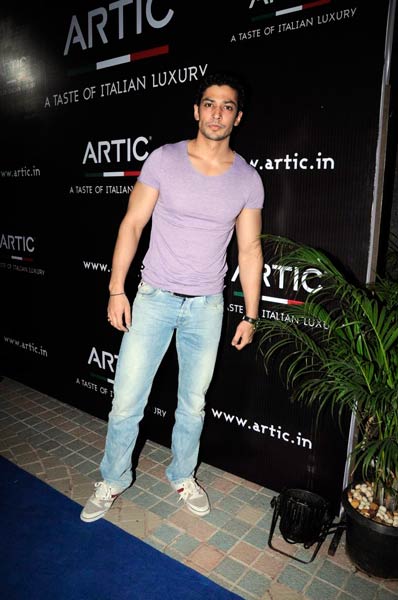 आरटिक वोदका की लॉंच पार्टी में सितारे । बिकनी मॉडल्‍स