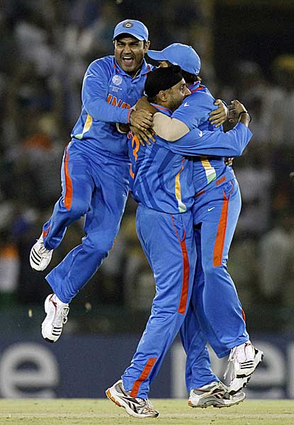 तस्‍वीरों में देखें भारत की रोमांचक जीत । आधी रात का जश्‍न