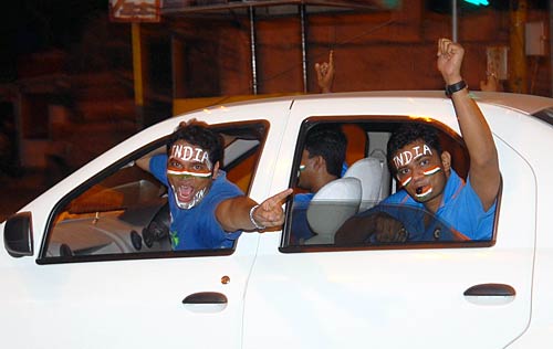 देखें आधी रात का जश्‍न । तस्‍वीरों में भारत की रोमांचक जीत