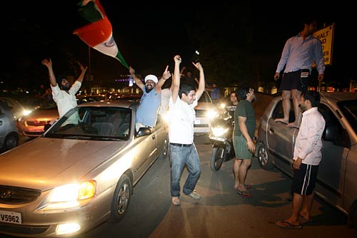 देखें आधी रात का जश्‍न । तस्‍वीरों में भारत की रोमांचक जीत