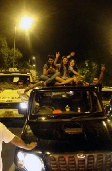 देखें आधी रात का जश्‍न । तस्‍वीरों में भारत की रोमांचक जीत