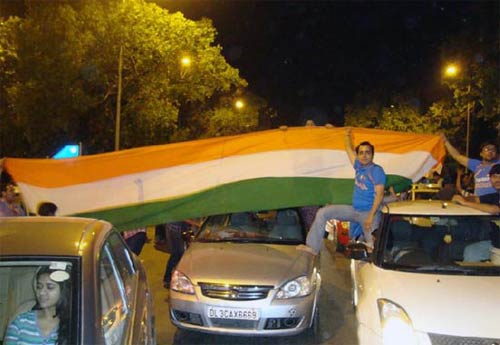 देखें आधी रात का जश्‍न । तस्‍वीरों में भारत की रोमांचक जीत