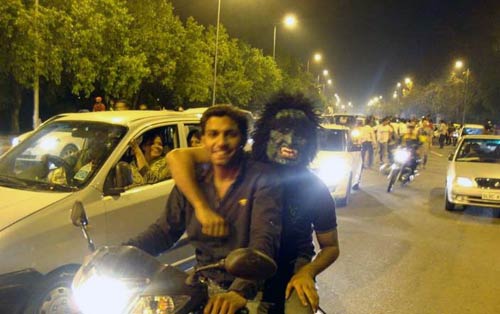 देखें आधी रात का जश्‍न । तस्‍वीरों में भारत की रोमांचक जीत