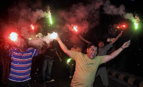 देखें आधी रात का जश्‍न । तस्‍वीरों में भारत की रोमांचक जीत