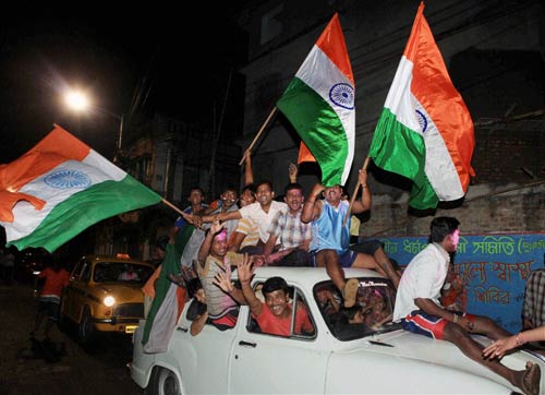 देखें आधी रात का जश्‍न । तस्‍वीरों में भारत की रोमांचक जीत