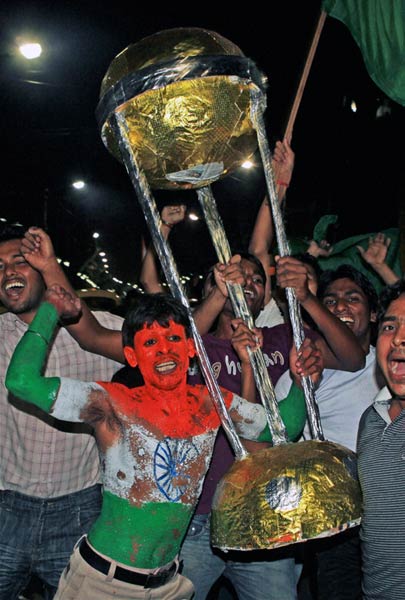 देखें आधी रात का जश्‍न । तस्‍वीरों में भारत की रोमांचक जीत