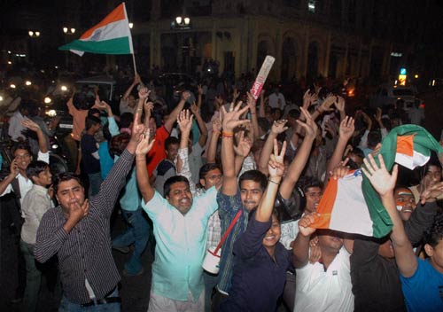 देखें आधी रात का जश्‍न । तस्‍वीरों में भारत की रोमांचक जीत