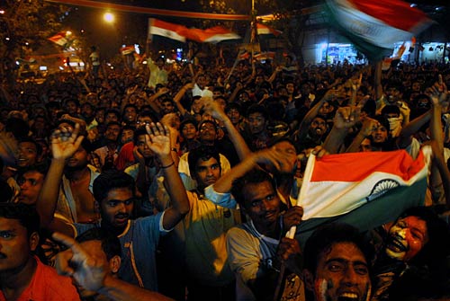 देखें आधी रात का जश्‍न । तस्‍वीरों में भारत की रोमांचक जीत