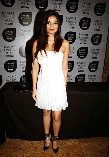 फैशन वीक में मॉडलों ने मोहा मन । फैशन वीक की और तस्‍वीरें