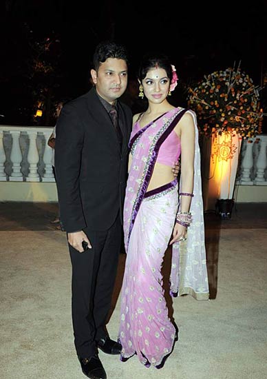 पश्चिमी कपड़ों पर भारी साड़ी । सितारों की मस्ती