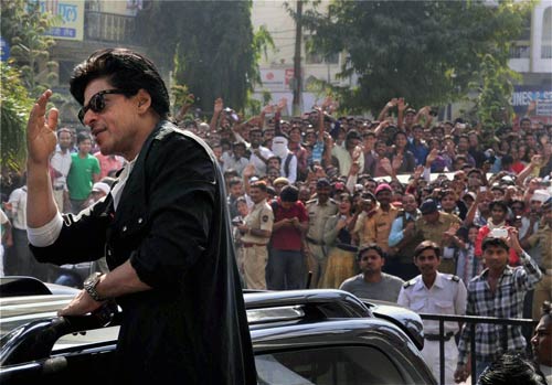 डॉन-2 में शाहरुख का नया लुक | किंग खान की पार्टी