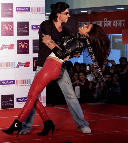 डॉन-2 में शाहरुख का नया लुक | किंग खान की पार्टी