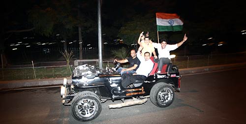 देखें आधी रात का जश्‍न । तस्‍वीरों में भारत की रोमांचक जीत