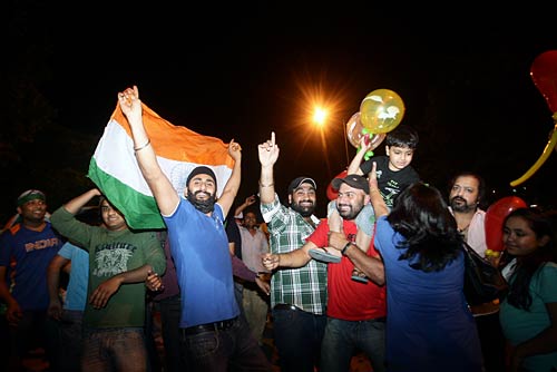 देखें आधी रात का जश्‍न । तस्‍वीरों में भारत की रोमांचक जीत