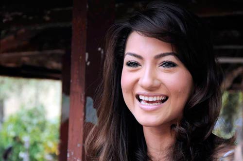 पूल में आग लगाता गौहर खान का फोटोशूट