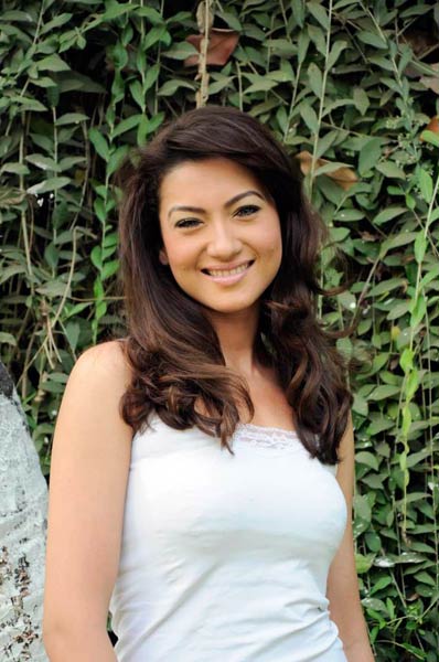 पूल में आग लगाता गौहर खान का फोटोशूट