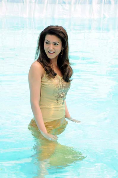 पूल में आग लगाता गौहर खान का फोटोशूट