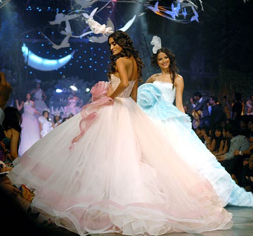 फैशन वीक में मॉडलों ने मोहा मन । फैशन वीक की और तस्‍वीरें