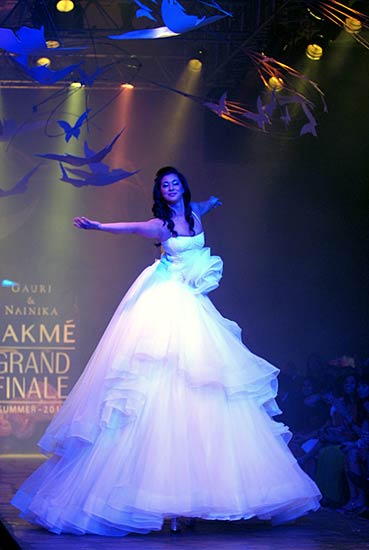 फैशन वीक में मॉडलों ने मोहा मन । फैशन वीक की और तस्‍वीरें