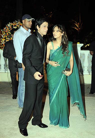 पश्चिमी कपड़ों पर भारी साड़ी । सितारों की मस्ती