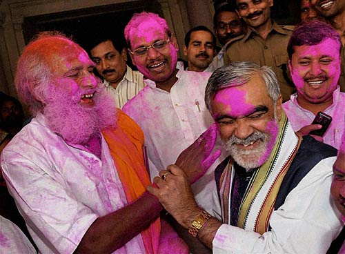 होली के रंग में रंगा देश... | एक्‍सक्‍लूसिव: ऑपरेशन गुलाल