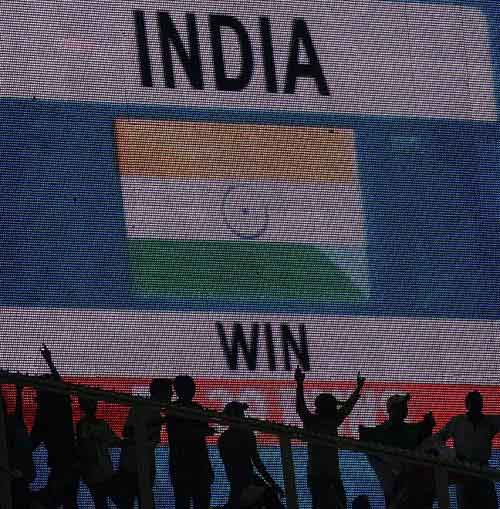 भारत-पाक के बीच हुए महामुकाबले की तस्‍वीरें । अपडेट