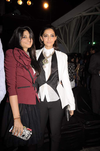 अनामिका के फैशन शो में सोनम कपूर | एचडीआईएल फैशन वीक