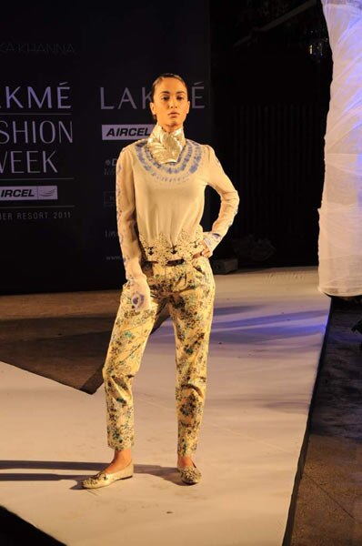 अनामिका के फैशन शो में सोनम कपूर | एचडीआईएल फैशन वीक