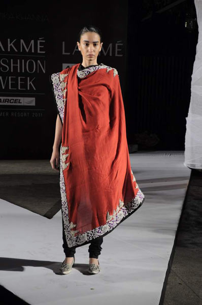 अनामिका के फैशन शो में सोनम कपूर | एचडीआईएल फैशन वीक