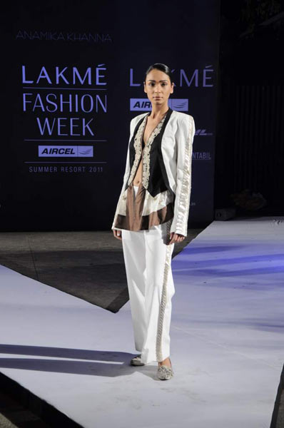 अनामिका के फैशन शो में सोनम कपूर | एचडीआईएल फैशन वीक