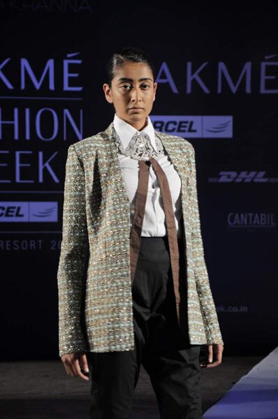 अनामिका के फैशन शो में सोनम कपूर | एचडीआईएल फैशन वीक