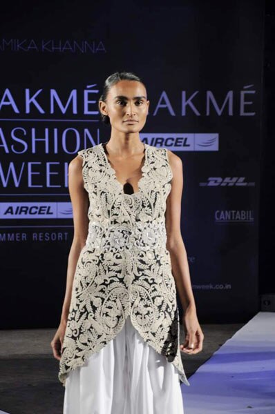 अनामिका के फैशन शो में सोनम कपूर | एचडीआईएल फैशन वीक