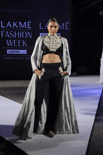 अनामिका के फैशन शो में सोनम कपूर | एचडीआईएल फैशन वीक