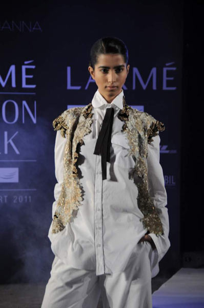 अनामिका के फैशन शो में सोनम कपूर | एचडीआईएल फैशन वीक