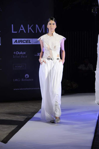 अनामिका के फैशन शो में सोनम कपूर | एचडीआईएल फैशन वीक