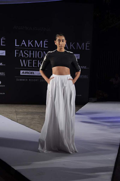 अनामिका के फैशन शो में सोनम कपूर | एचडीआईएल फैशन वीक