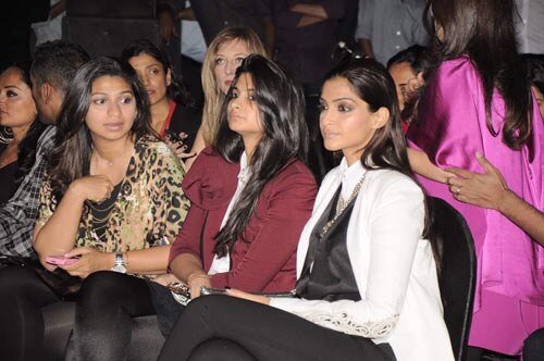 अनामिका के फैशन शो में सोनम कपूर | एचडीआईएल फैशन वीक