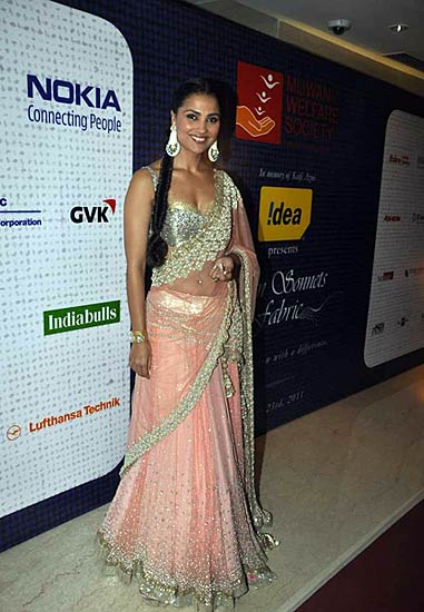 पश्चिमी कपड़ों पर भारी साड़ी । सितारों की मस्ती