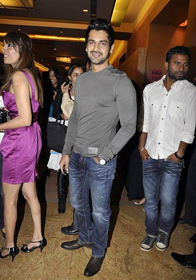 फैशन वीक में मॉडलों ने मोहा मन । फैशन वीक की और तस्‍वीरें