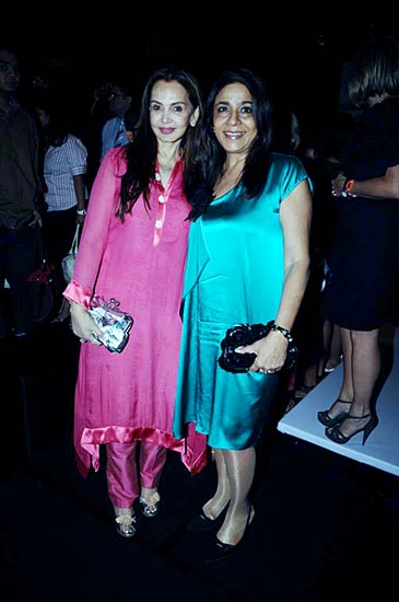 फैशन वीक में मॉडलों ने मोहा मन । फैशन वीक की और तस्‍वीरें